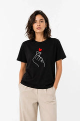 Kore Parmak Kalp Aşk Temalı Minimal Baskılı Tişört Yazlık Kısa Kol T-Shirt - Siyah